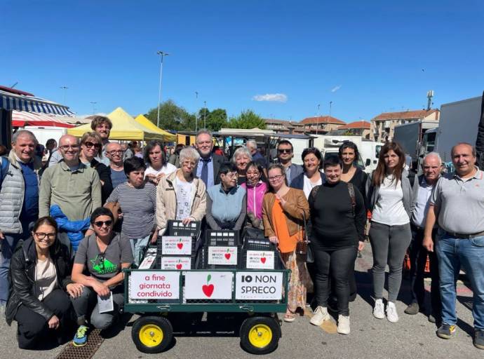 All'Emporio Solidale di Settimo Torinese arrivano anche frutta e verdura. L'invenduto del mercato del martedì